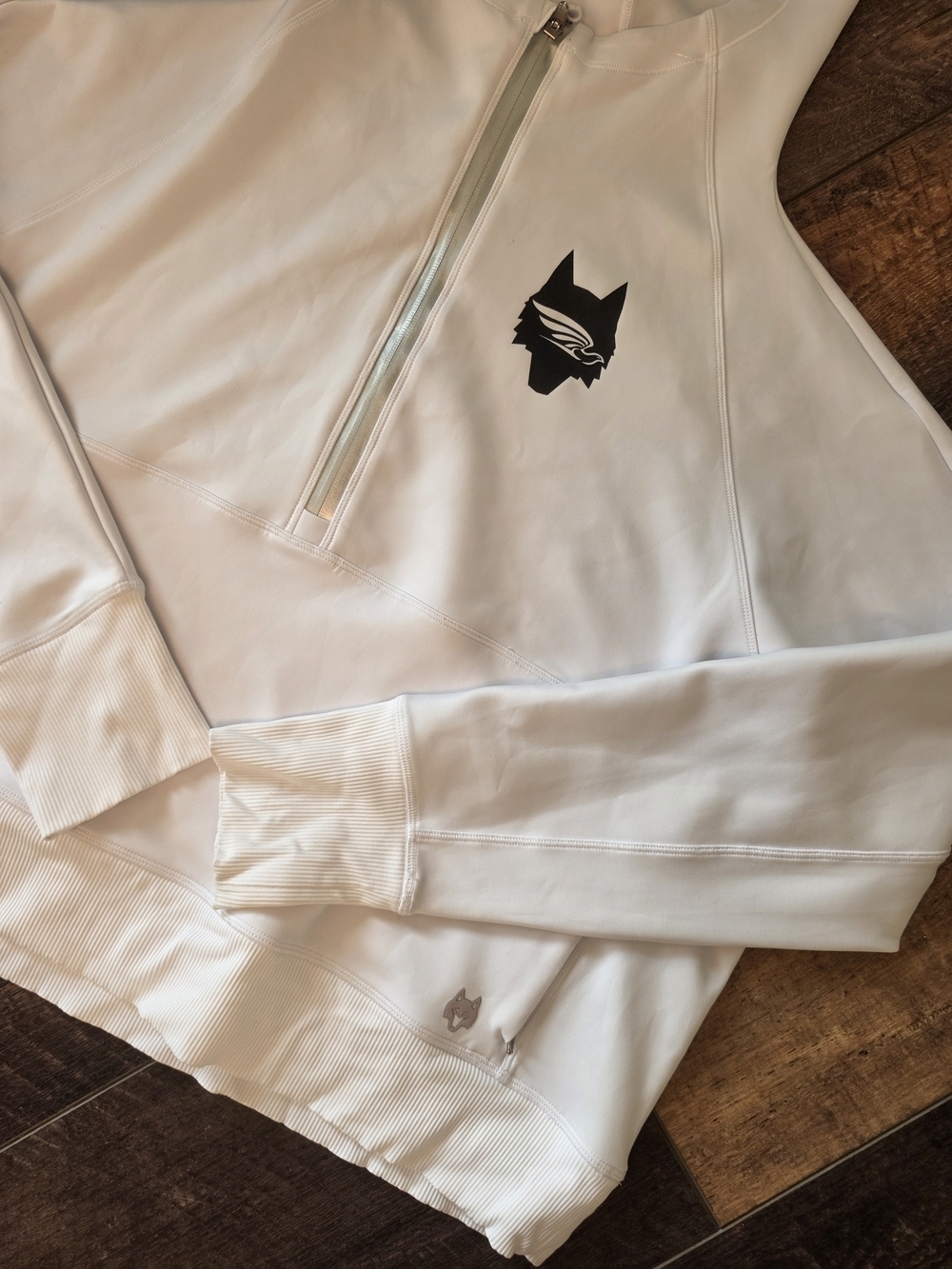 Greyson Women’s White Cropped Quarter Zip Hoodie XL Wolf Logo